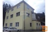 PROSTORNO ŠTIRISOBNO STANOVANJE Z DVEMA GARAŽAMA