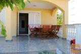Malinska - Apartman u prizemlju sa okućnicom samo 250 m od